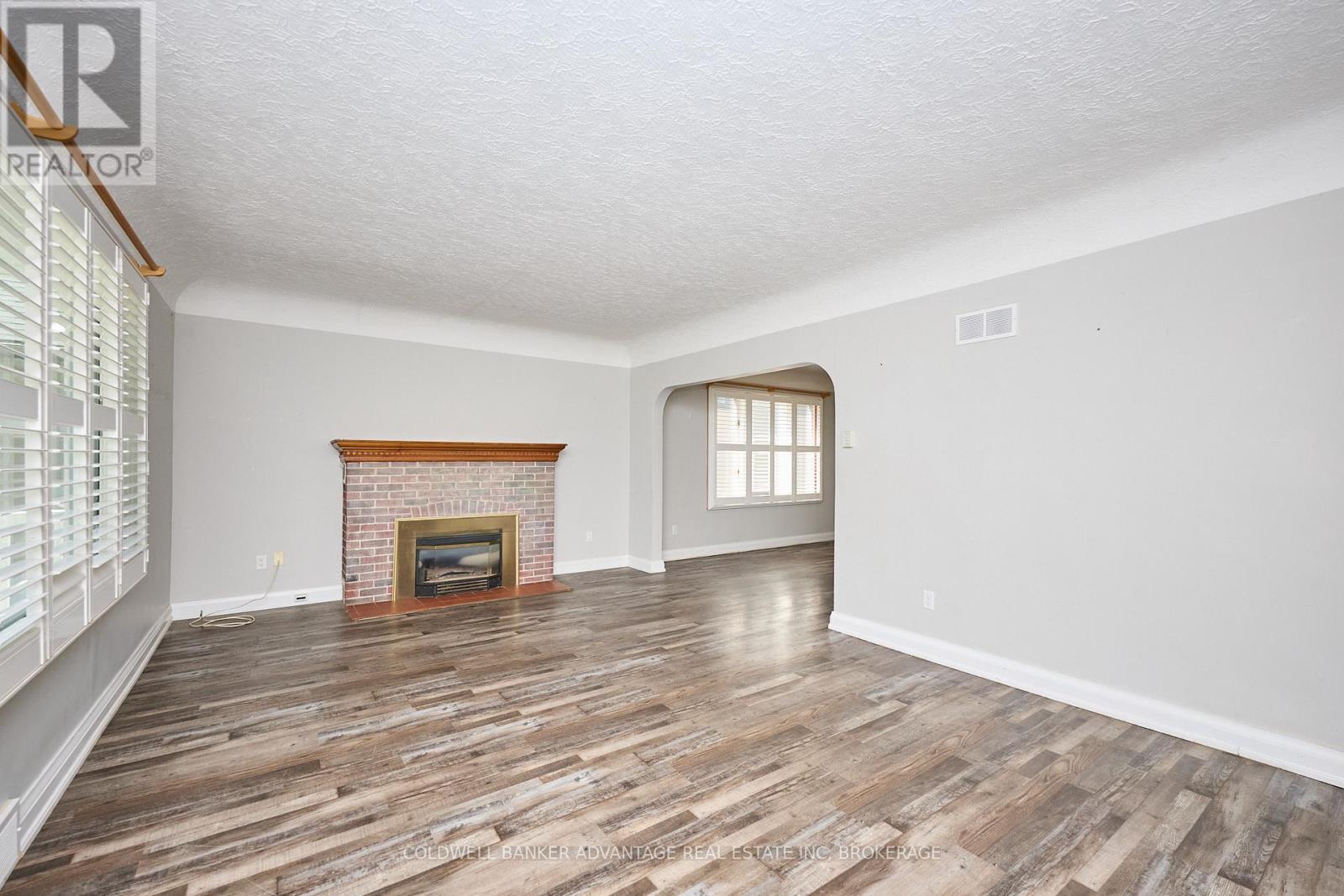 49 Carlton Avenue, Welland, Ontario  L3C 1P8 - Photo 5 - X12426536