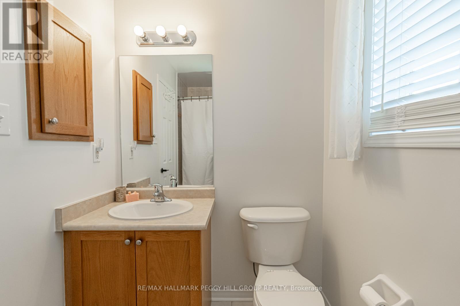 222 Red Oak Trail, Clearview, Ontario  L0M 1S0 - Photo 12 - S12426422