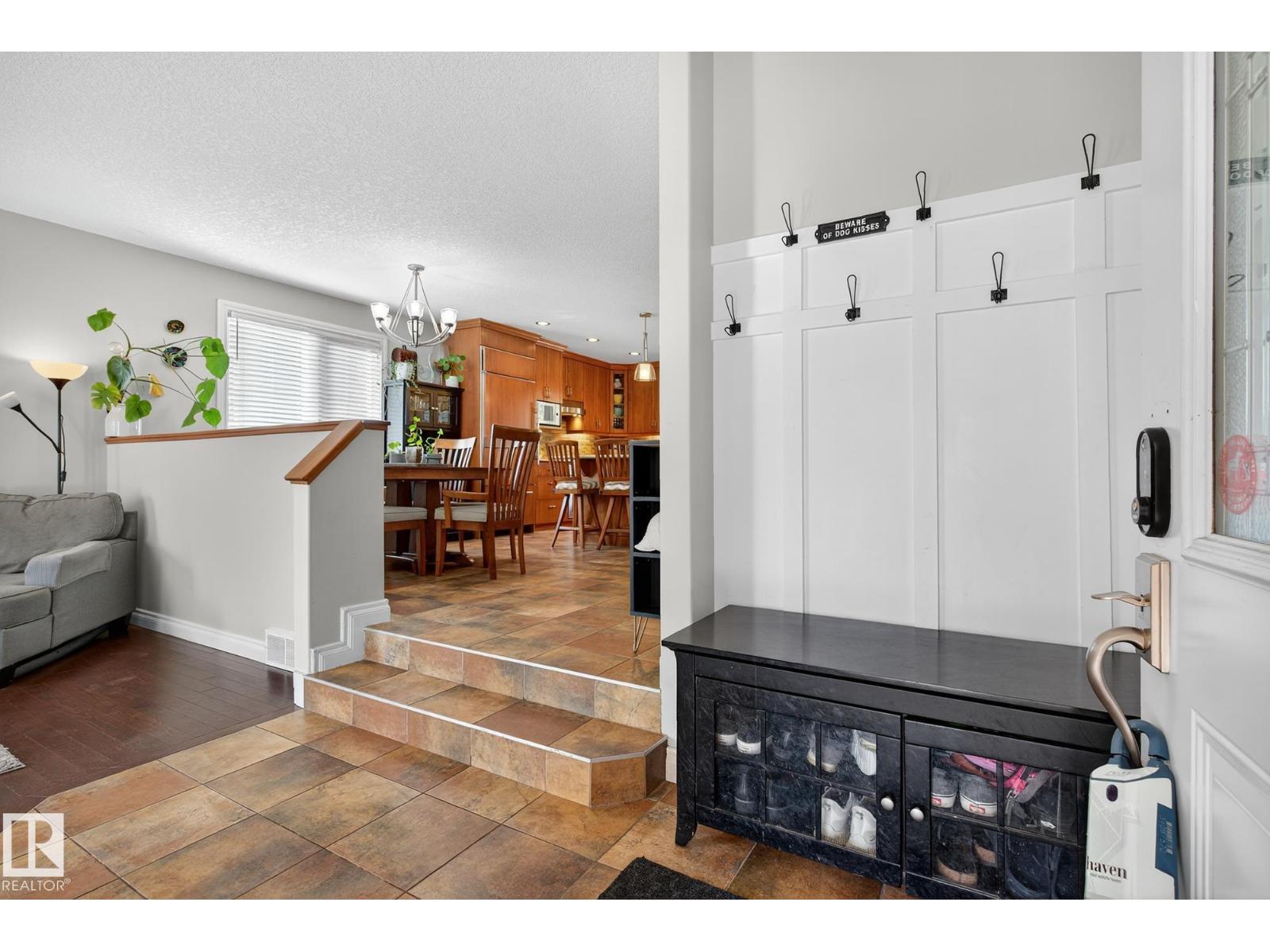 2432 106 St Nw, Edmonton, Alberta  T6J 4K5 - Photo 2 - E4459438