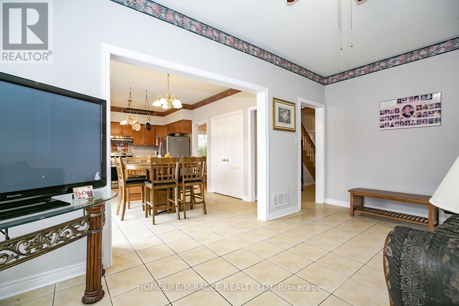 54 Olde Town Road W, Brampton, Ontario  L6X 4T8 - Photo 15 - W12423551