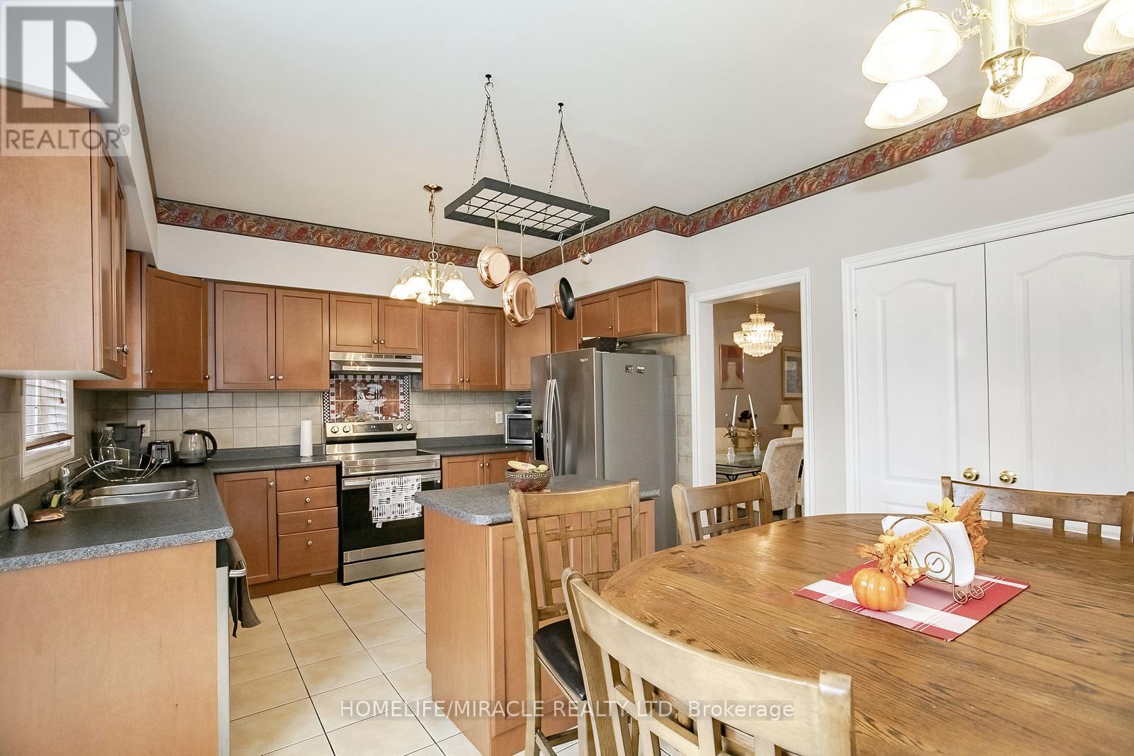 54 Olde Town Road W, Brampton, Ontario  L6X 4T8 - Photo 17 - W12423551