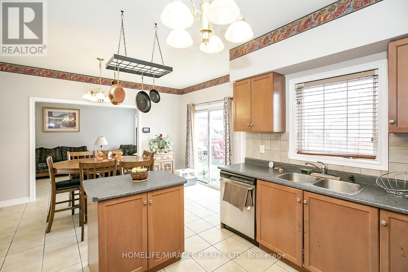 54 Olde Town Road W, Brampton, Ontario  L6X 4T8 - Photo 20 - W12423551
