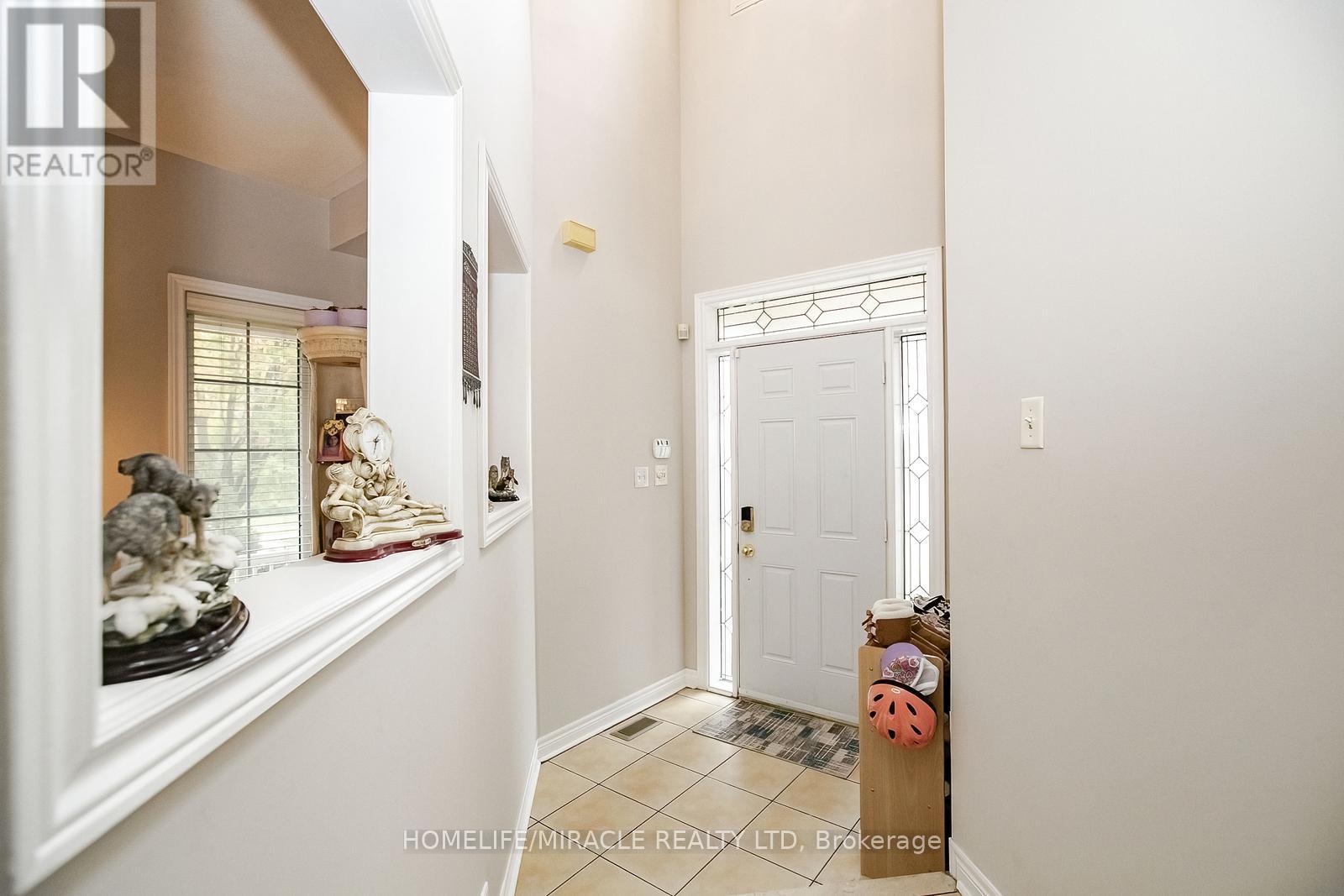 54 Olde Town Road W, Brampton, Ontario  L6X 4T8 - Photo 6 - W12423551