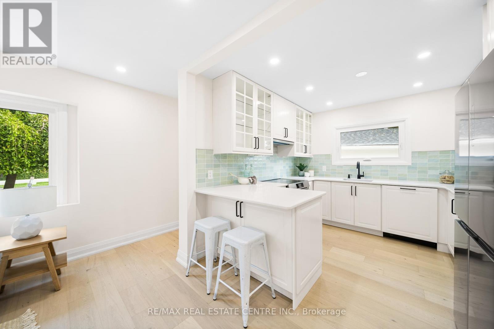 133 Inglewood Drive, Oakville, Ontario  L6K 1W8 - Photo 17 - W12426157