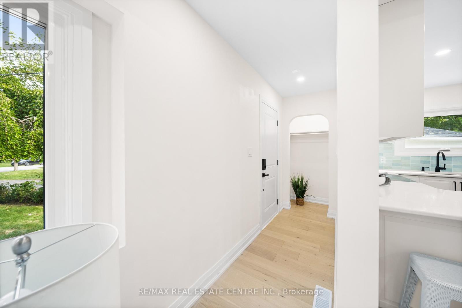 133 Inglewood Drive, Oakville, Ontario  L6K 1W8 - Photo 7 - W12426157