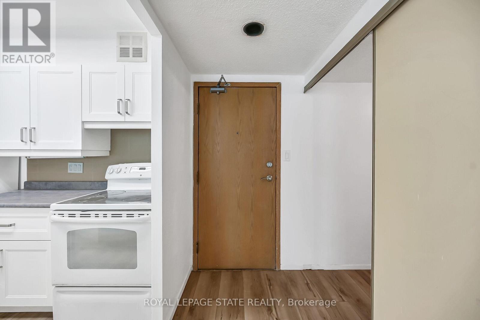 224 - 22 Southport Street, Toronto (High Park-Swansea), Ontario  M6S 4Y9 - Photo 5 - W12426435