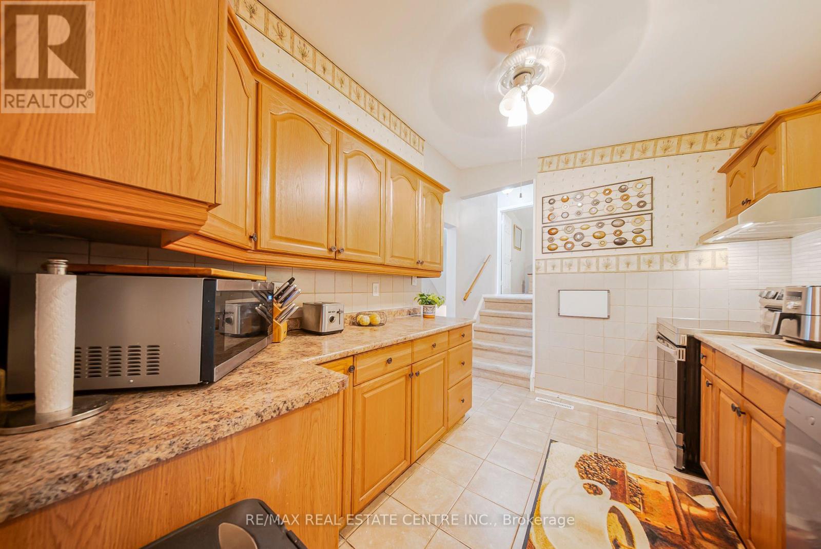 23 Coral Drive, Hamilton, Ontario  L8V 2N4 - Photo 9 - X12426451