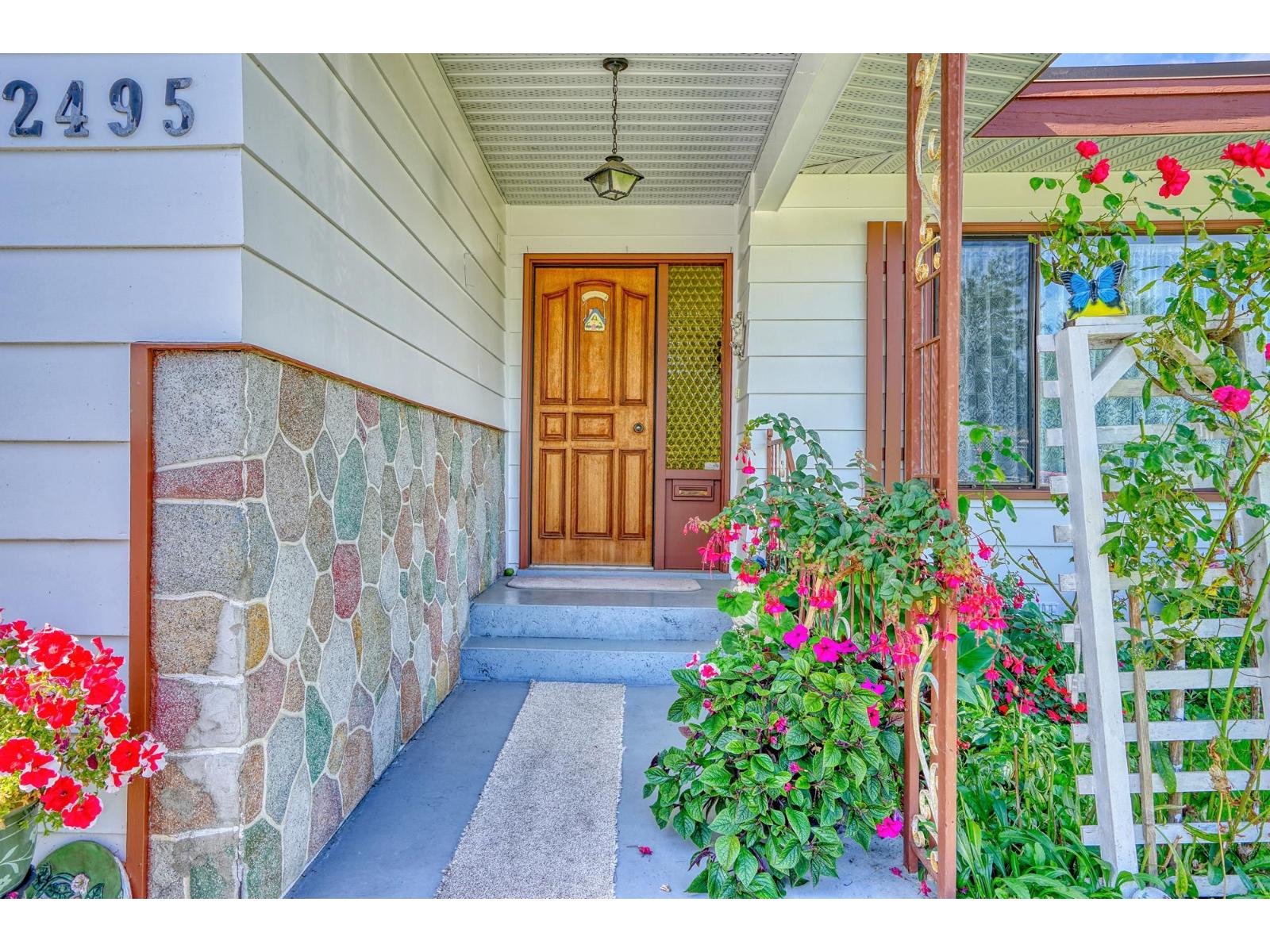 2495 Sugarpine Street, Abbotsford, British Columbia  V2T 3M7 - Photo 2 - R3051659
