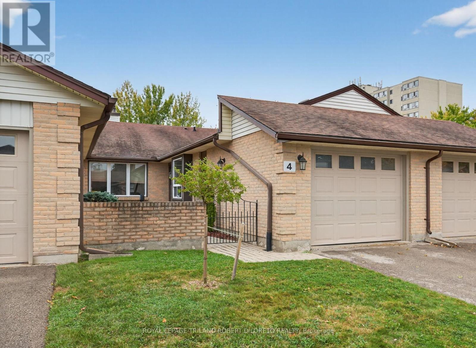 <div class="slider-price">$449,900</div><p>4 - 60 Fiddlers Green Road, London North, Ontario</p>