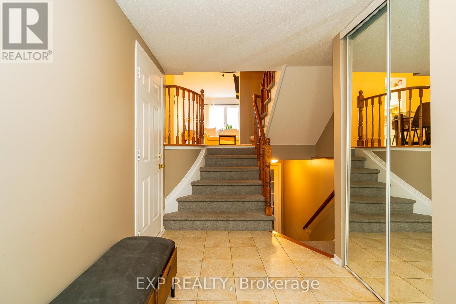 86 Furlong Crescent, Ottawa, Ontario  K2M 2H9 - Photo 4 - X12426628
