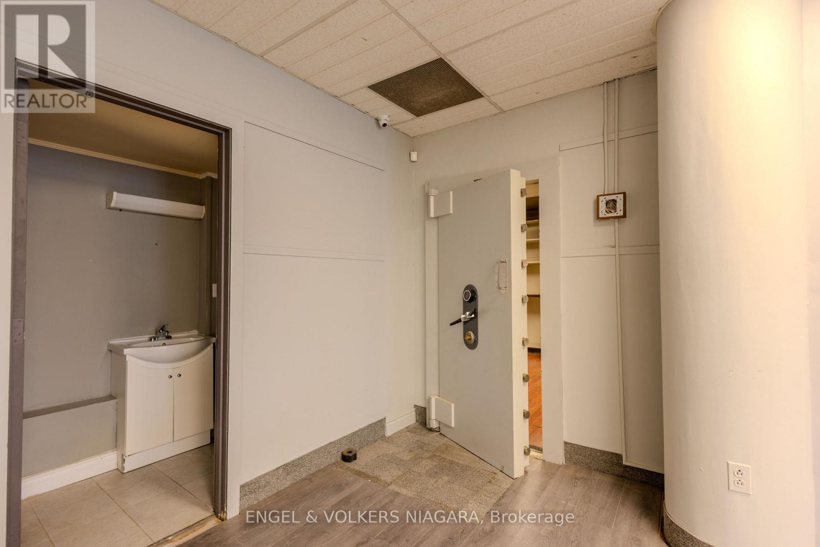 4796 Victoria Avenue, Niagara Falls, Ontario  L2E 1W6 - Photo 11 - X12426679