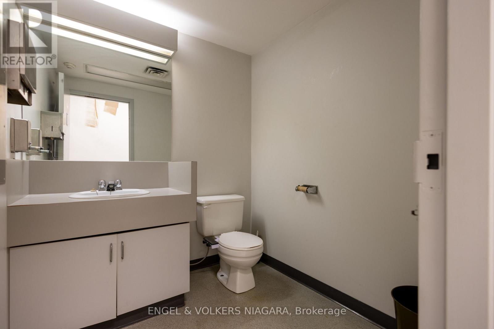 4796 Victoria Avenue, Niagara Falls, Ontario  L2E 1W6 - Photo 20 - X12426679