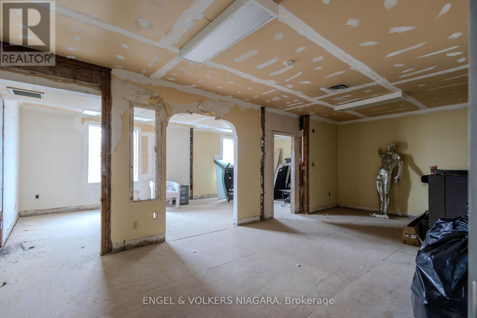 4796 Victoria Avenue, Niagara Falls, Ontario  L2E 1W6 - Photo 24 - X12426679