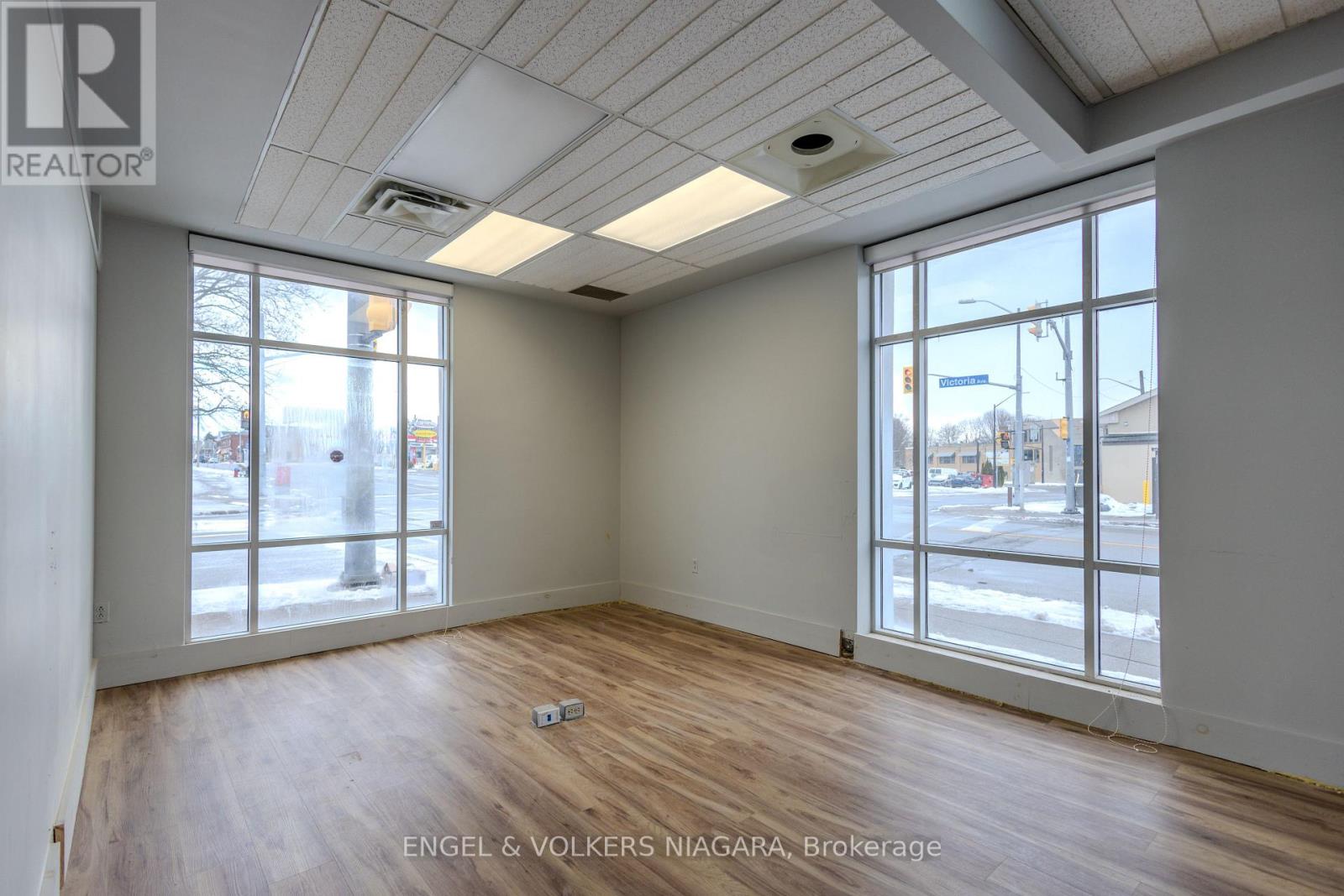 4796 Victoria Avenue, Niagara Falls, Ontario  L2E 1W6 - Photo 4 - X12426679