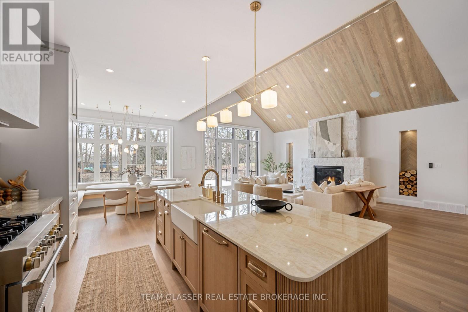 10099 Pinery Bluffs Road, Lambton Shores, Ontario  N0M 1T0 - Photo 11 - X12264529