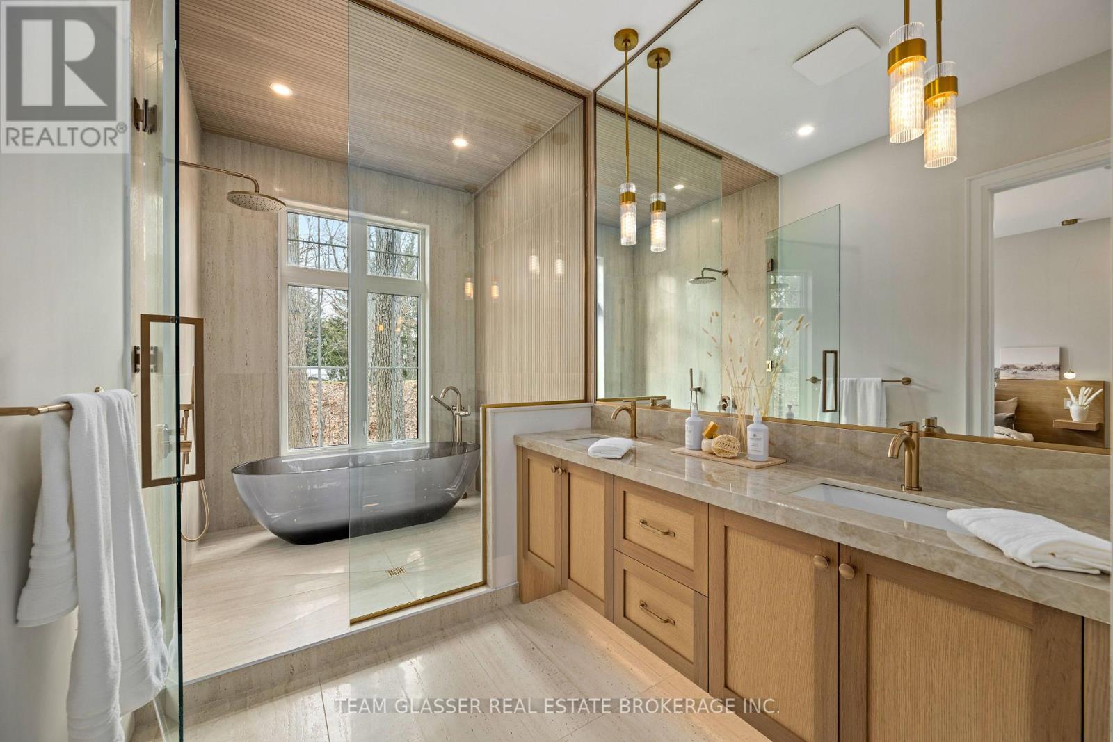10099 Pinery Bluffs Road, Lambton Shores, Ontario  N0M 1T0 - Photo 34 - X12264529