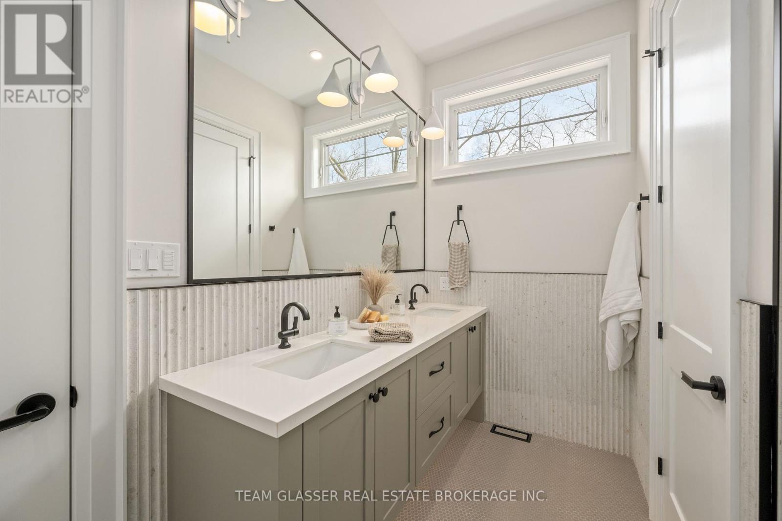 10099 Pinery Bluffs Road, Lambton Shores, Ontario  N0M 1T0 - Photo 40 - X12264529