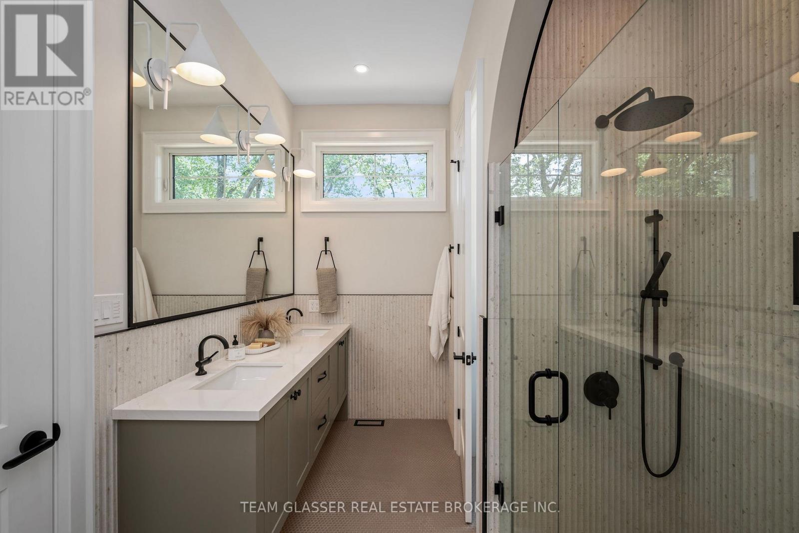 10099 Pinery Bluffs Road, Lambton Shores, Ontario  N0M 1T0 - Photo 41 - X12264529