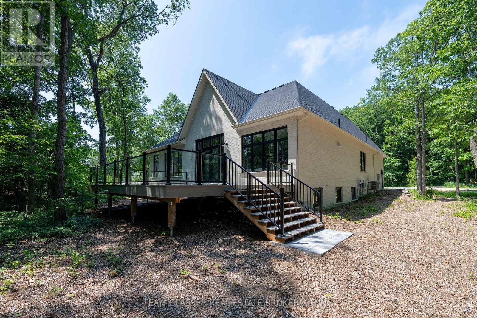 10099 Pinery Bluffs Road, Lambton Shores, Ontario  N0M 1T0 - Photo 43 - X12264529