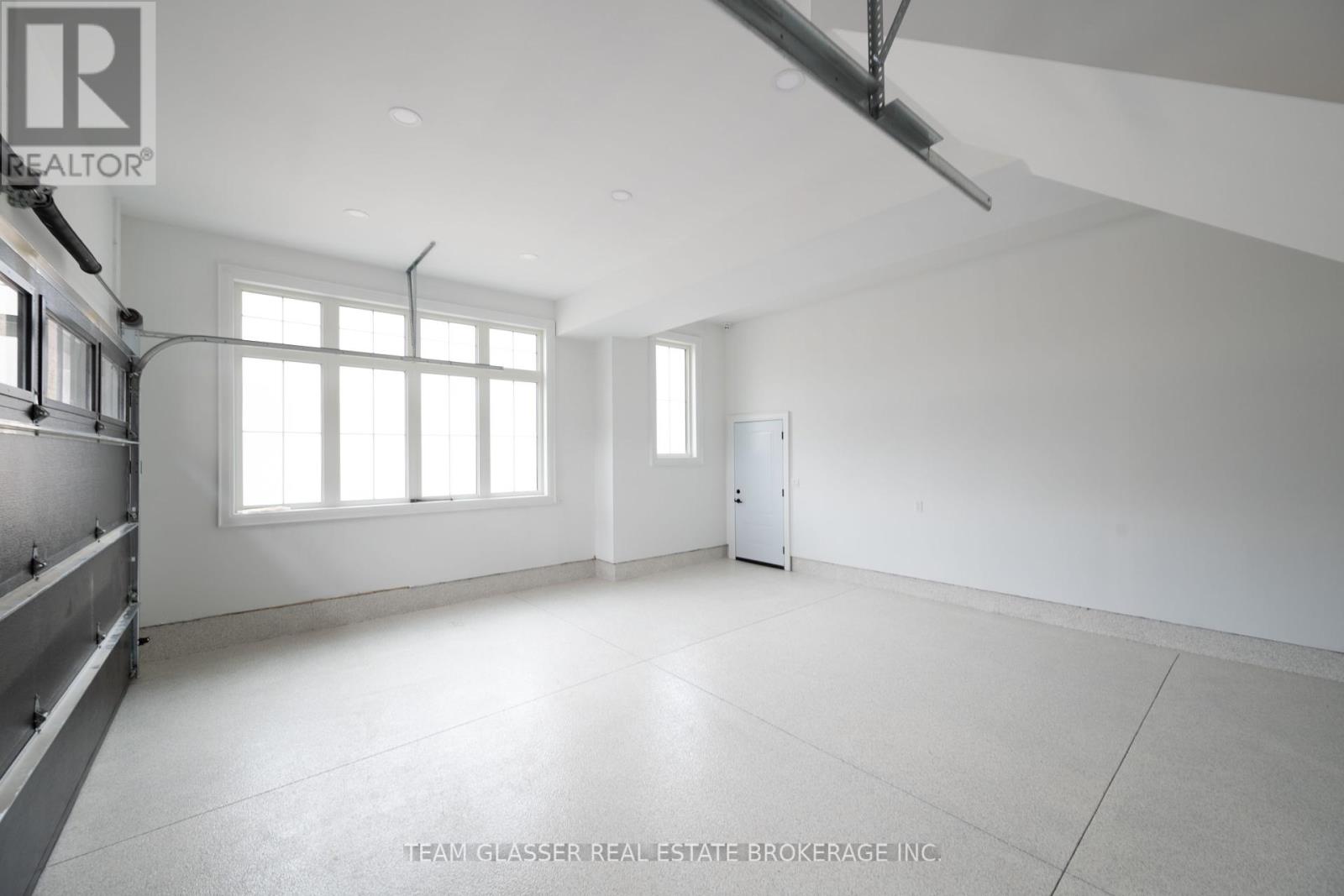 10099 Pinery Bluffs Road, Lambton Shores, Ontario  N0M 1T0 - Photo 45 - X12264529