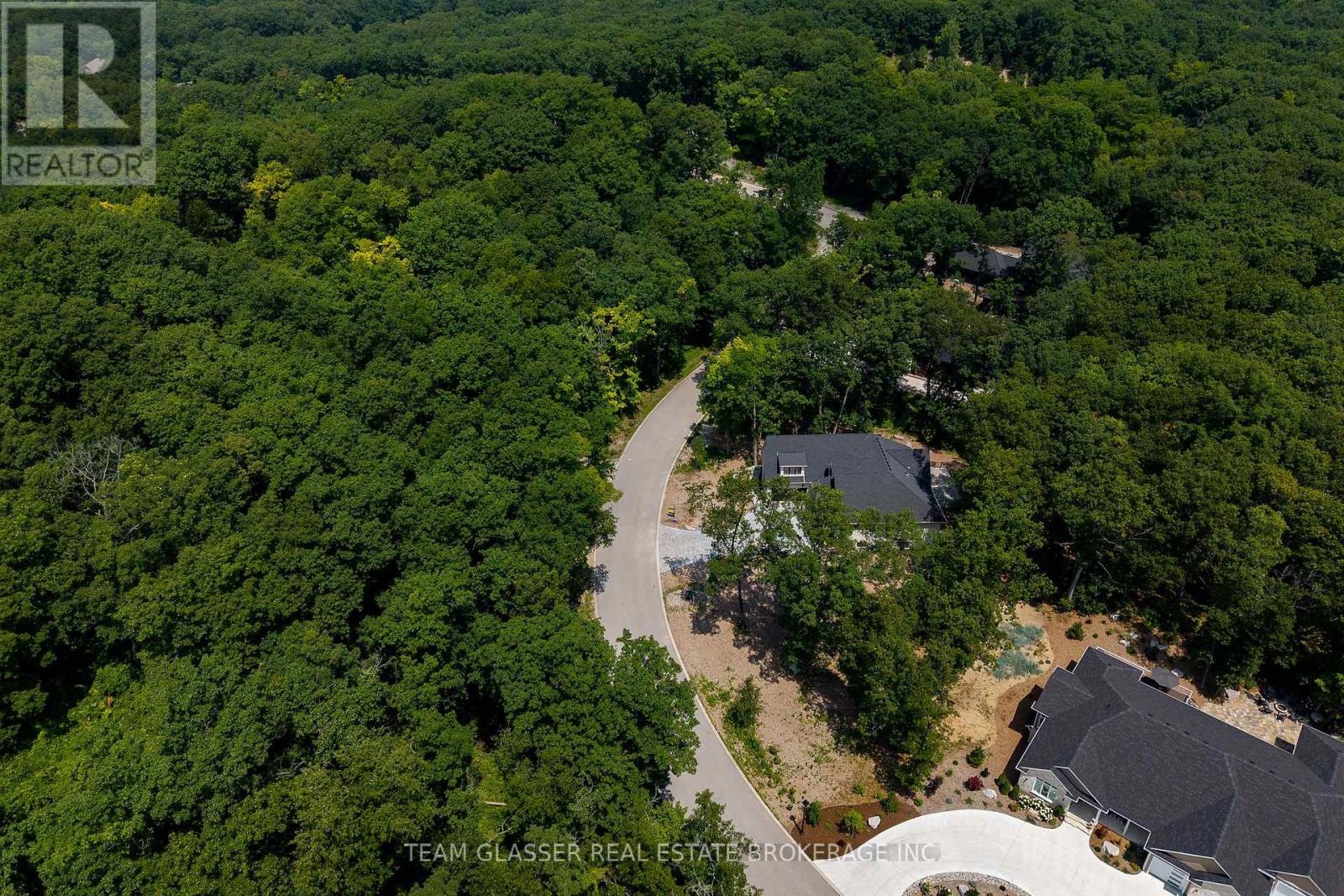 10099 Pinery Bluffs Road, Lambton Shores, Ontario  N0M 1T0 - Photo 8 - X12264529
