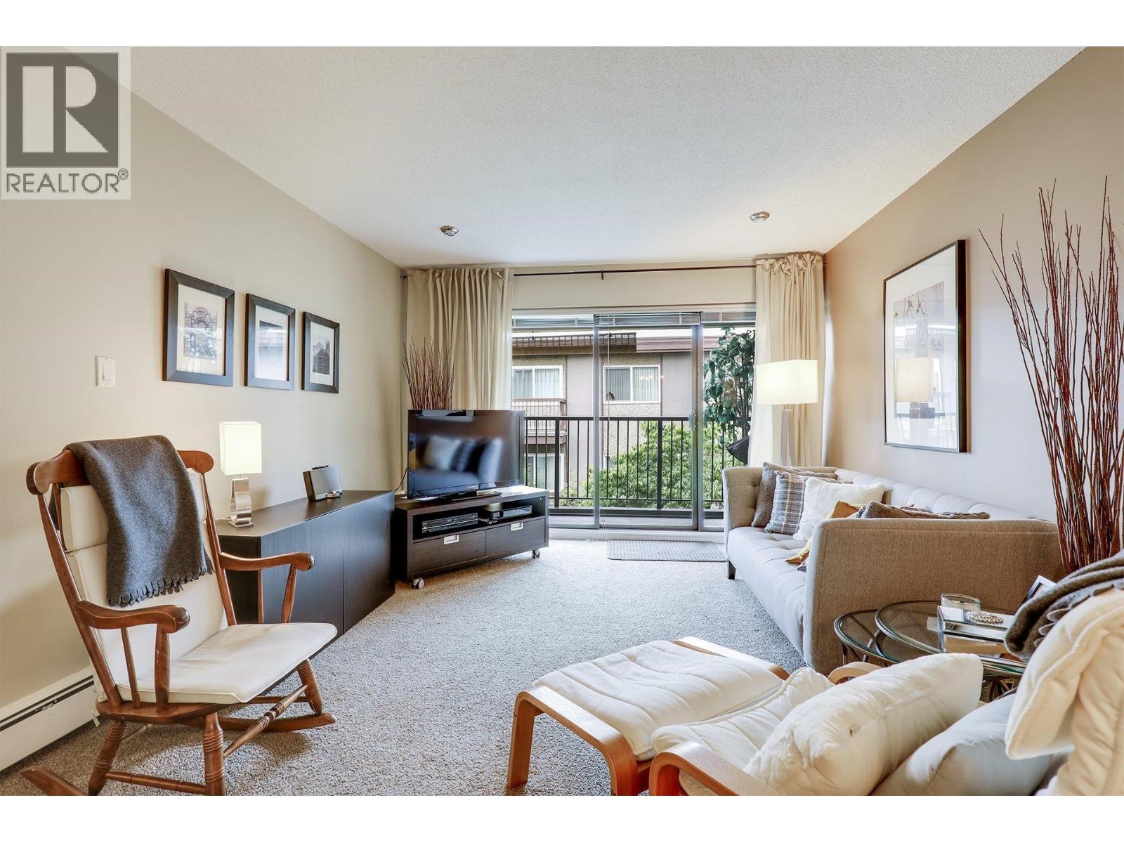 302 330 E 1ST STREET, North Vancouver, British Columbia