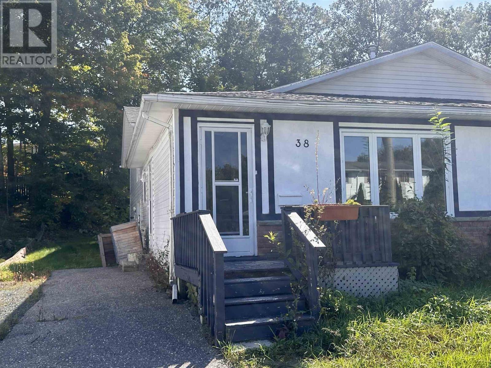 38 Beckett Blvd, Elliot Lake, Ontario  P5A 3P7 - Photo 1 - SM252768