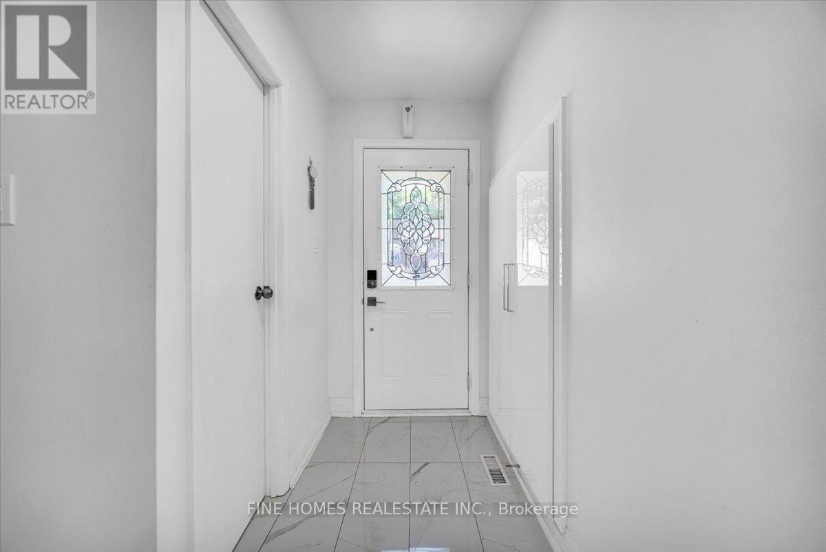 24 New Havens Way, Markham, Ontario  L3T 5G2 - Photo 3 - N12426489