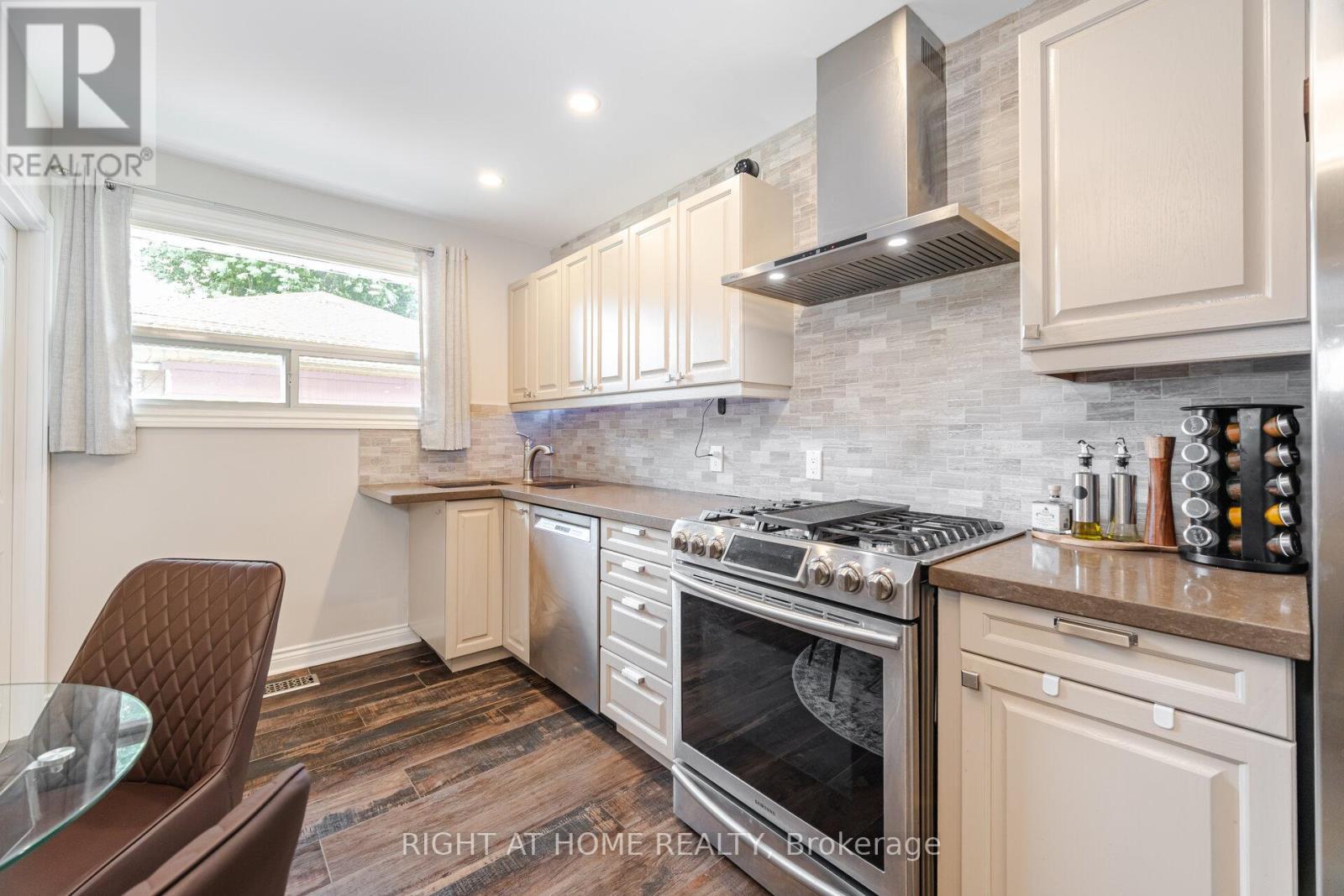 15 Kemano Road, Aurora, Ontario  L4G 2Y2 - Photo 14 - N12426497