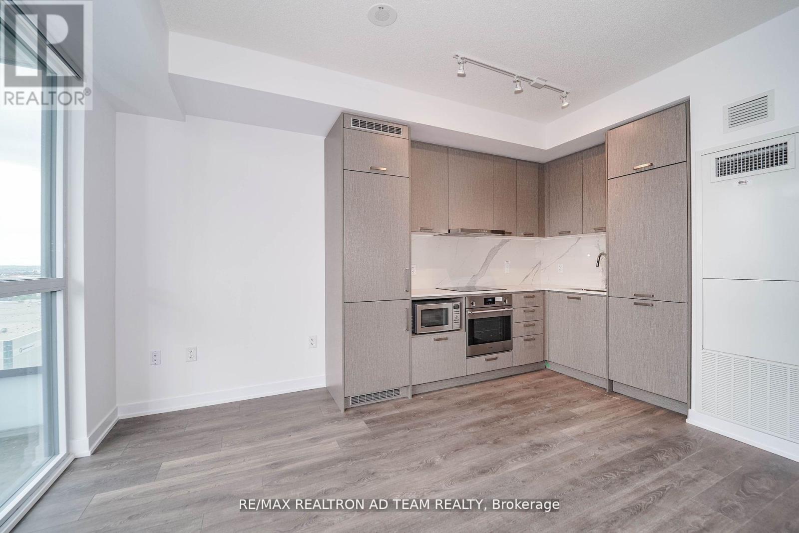 1017 - 38 Honeycrisp Crescent, Vaughan, Ontario  L4K 0M8 - Photo 12 - N12426553