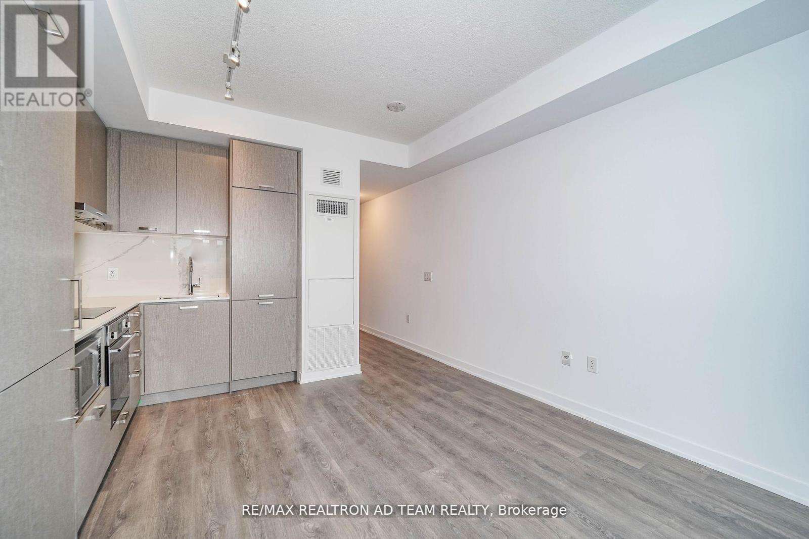 1017 - 38 Honeycrisp Crescent, Vaughan, Ontario  L4K 0M8 - Photo 14 - N12426553