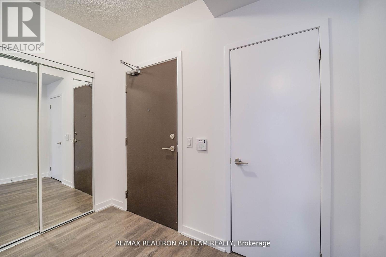 1017 - 38 Honeycrisp Crescent, Vaughan, Ontario  L4K 0M8 - Photo 6 - N12426553
