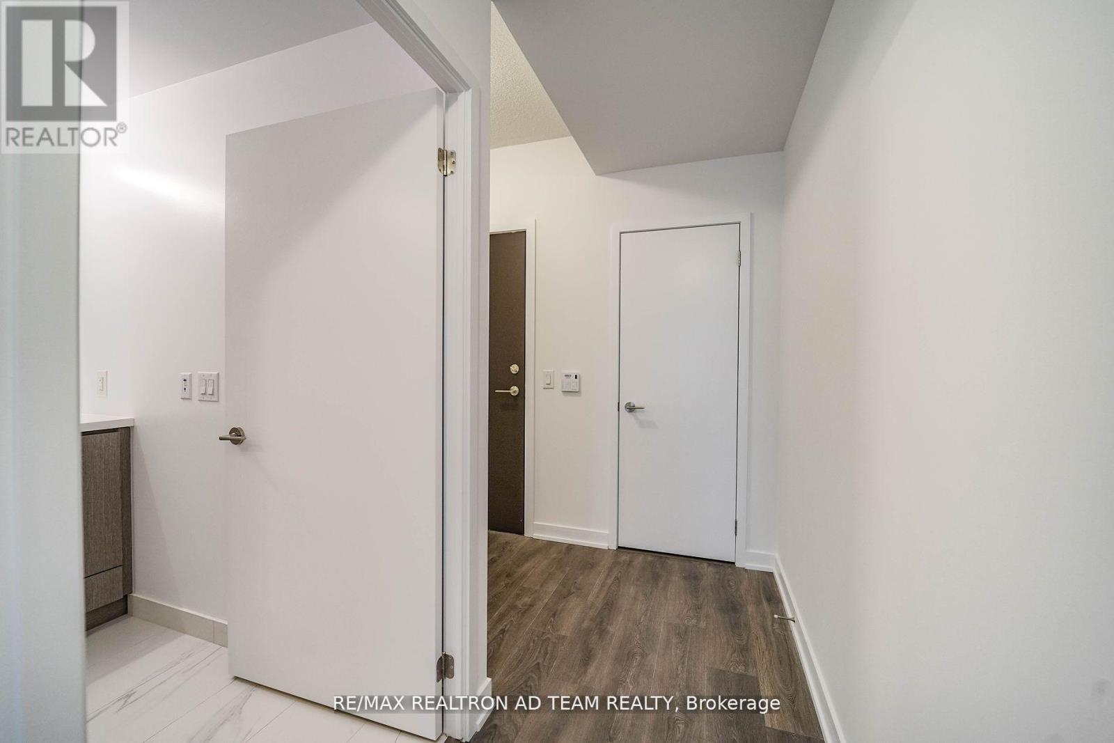 1017 - 38 Honeycrisp Crescent, Vaughan, Ontario  L4K 0M8 - Photo 7 - N12426553