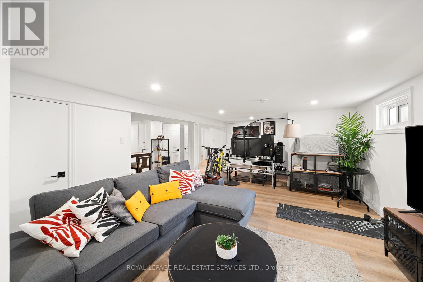 6 Corbett Crescent, Aurora, Ontario  L4G 2G1 - Photo 3 - N12426625