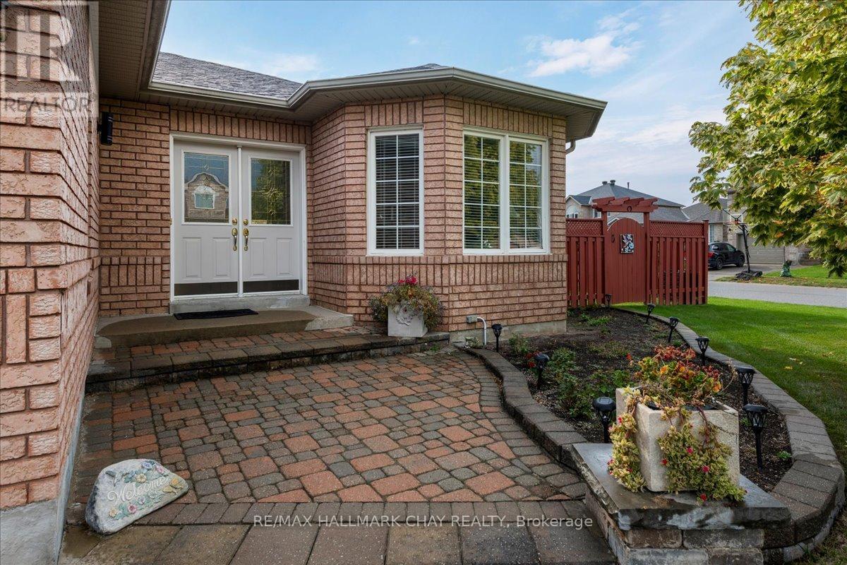84 Pringle Drive, Barrie (Edgehill Drive), Ontario  L4N 0R2 - Photo 2 - S12426487