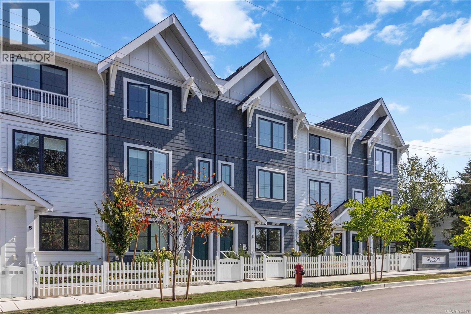 TH3 3450 Whittier Ave, Saanich, British Columbia