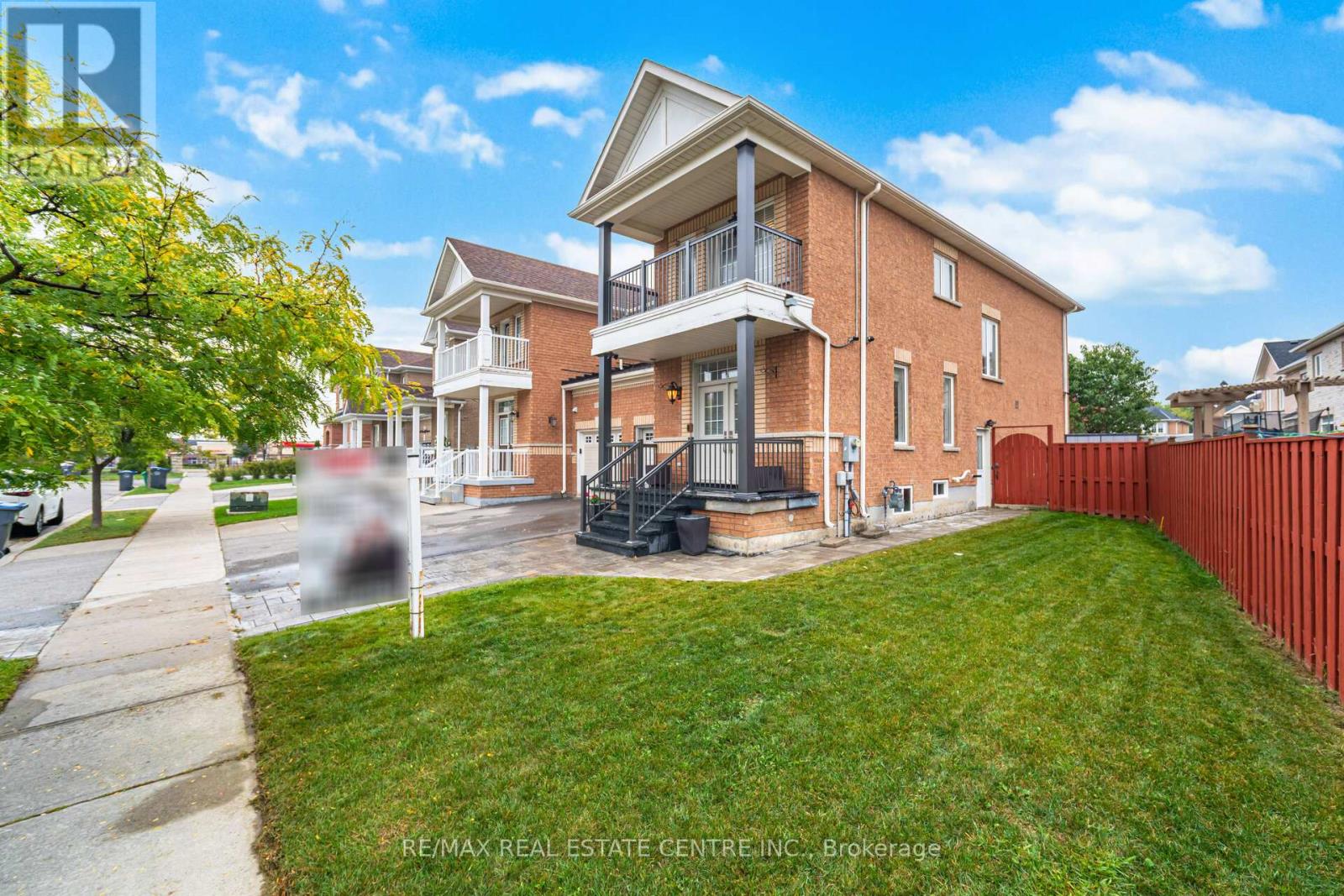 118 Connolly Crescent, Brampton, Ontario  L6R 0E3 - Photo 3 - W12426472