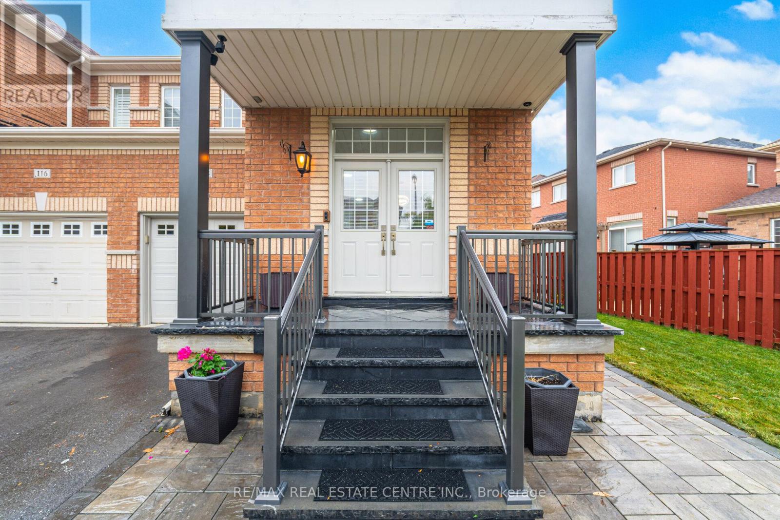118 Connolly Crescent, Brampton, Ontario  L6R 0E3 - Photo 4 - W12426472