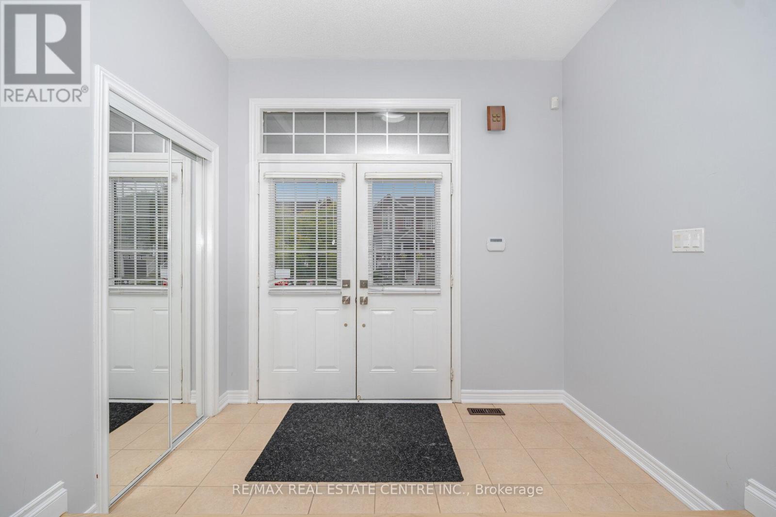 118 Connolly Crescent, Brampton, Ontario  L6R 0E3 - Photo 5 - W12426472