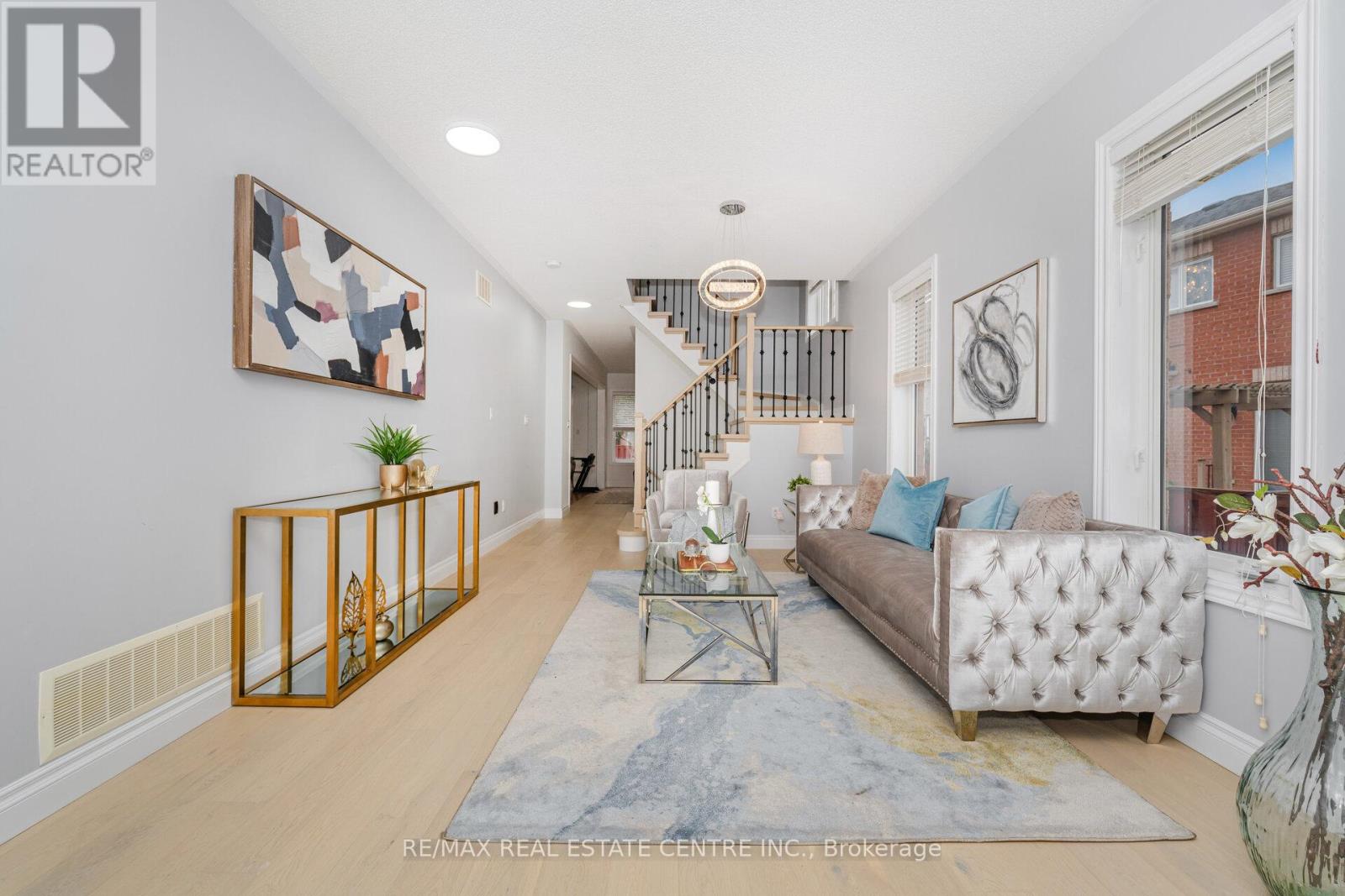 118 Connolly Crescent, Brampton, Ontario  L6R 0E3 - Photo 6 - W12426472