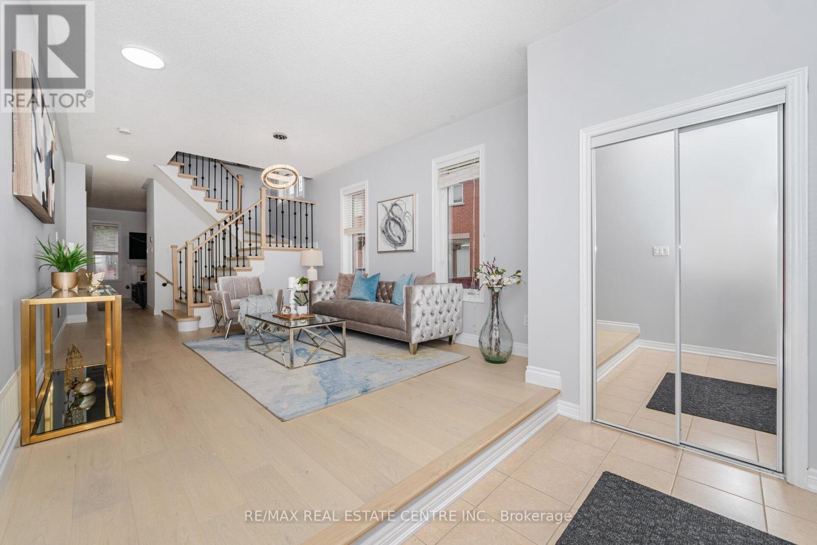 118 Connolly Crescent, Brampton, Ontario  L6R 0E3 - Photo 9 - W12426472