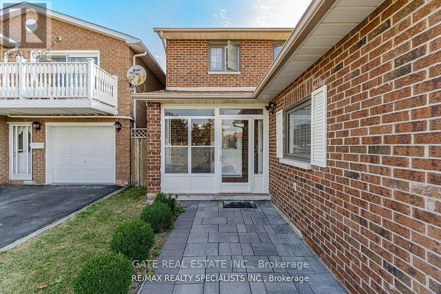 32 Panda Lane, Brampton, Ontario  L6S 5B7 - Photo 3 - W12426527