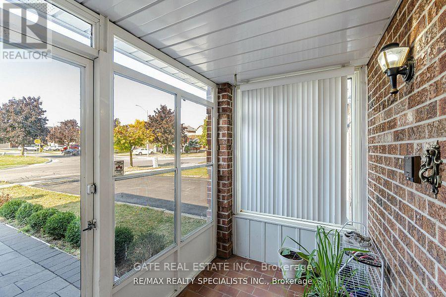 32 Panda Lane, Brampton, Ontario  L6S 5B7 - Photo 4 - W12426527