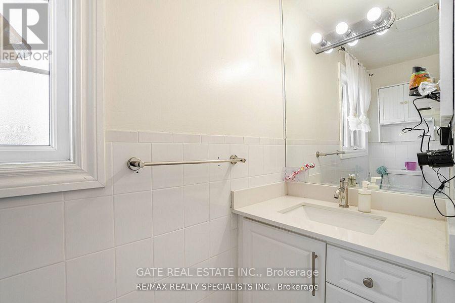 32 Panda Lane, Brampton, Ontario  L6S 5B7 - Photo 9 - W12426527