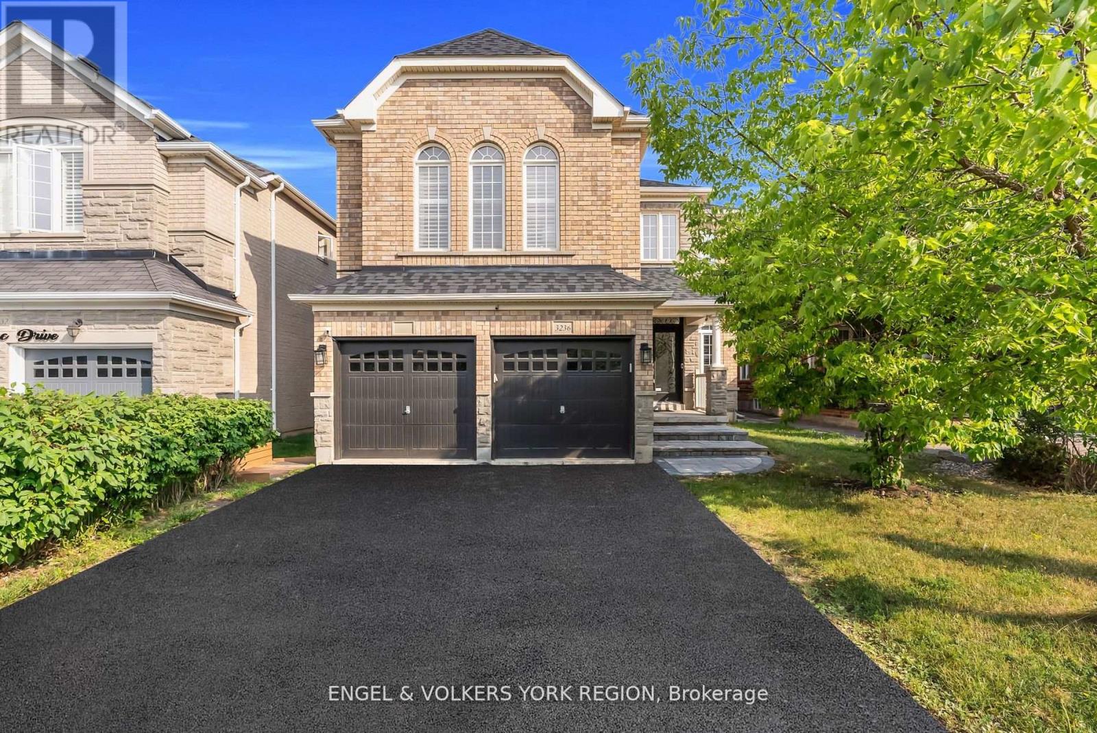 3236 Tacc Drive, Mississauga, Ontario  L5M 0H3 - Photo 4 - W12426588