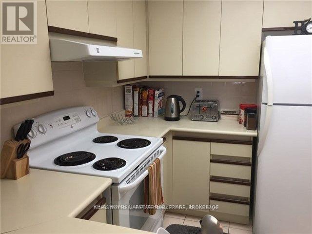 602 - 325 Webb Drive, Mississauga, Ontario  L5B 3Z9 - Photo 8 - W12426599