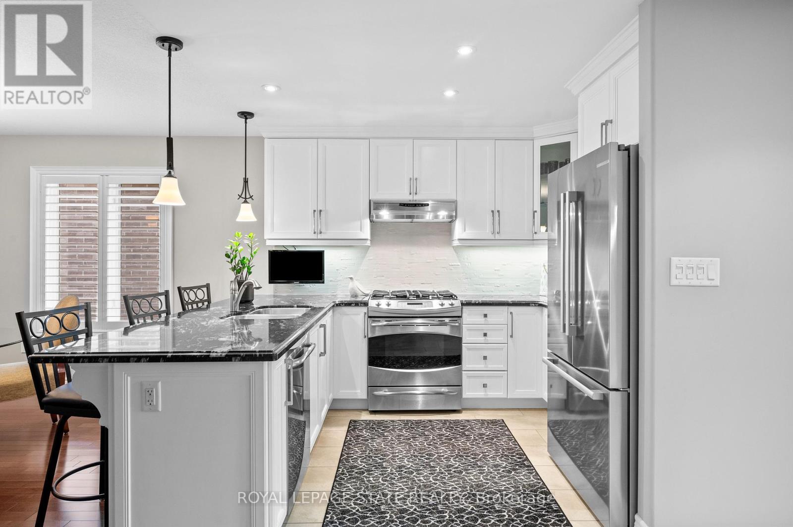 36 Toulon Avenue, Hamilton, Ontario  L9K 0E5 - Photo 7 - X12426503