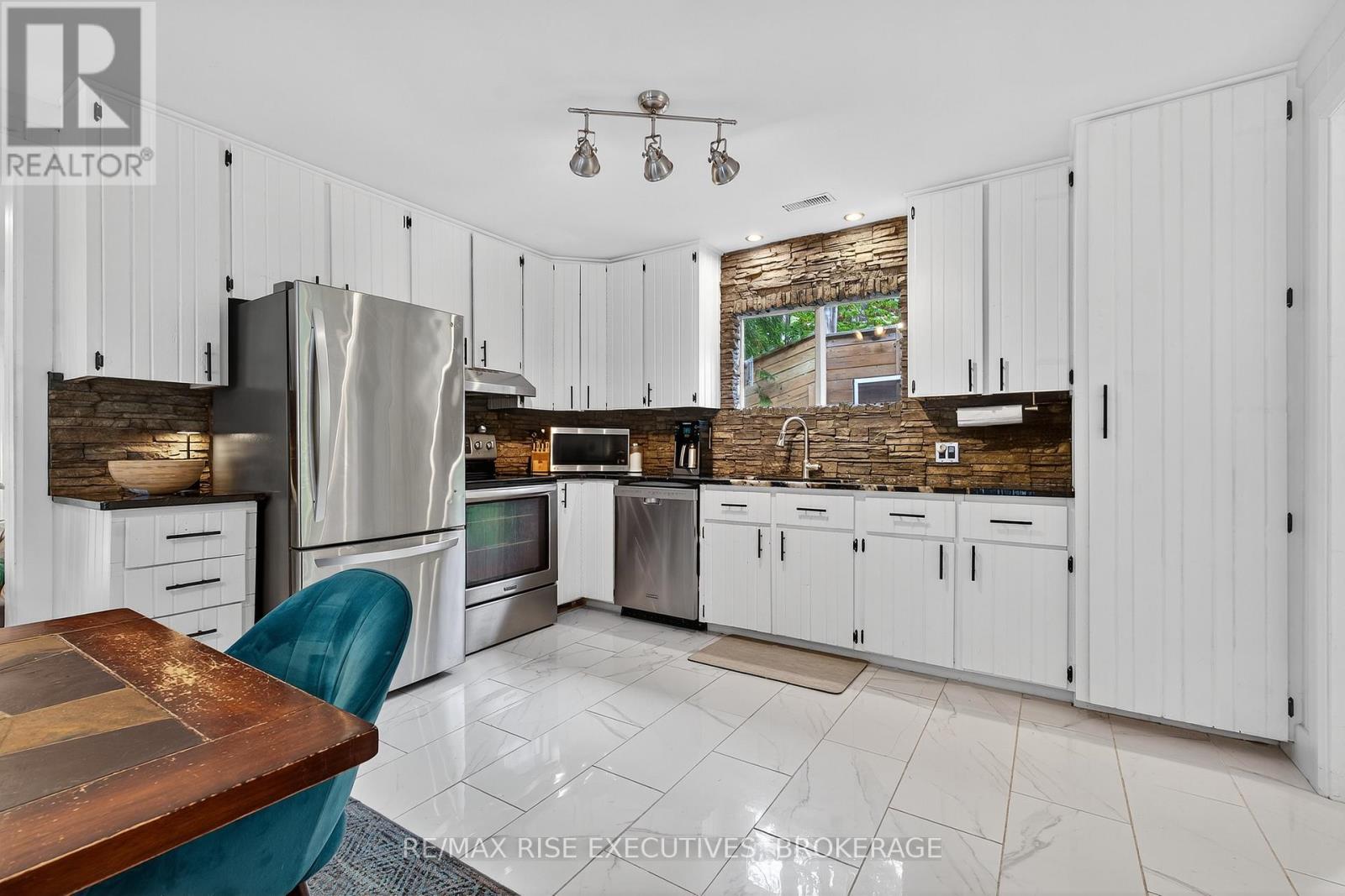 973 Foster Bay Lane, Leeds And The Thousand Islands, Ontario  K0E 1B0 - Photo 11 - X12426727