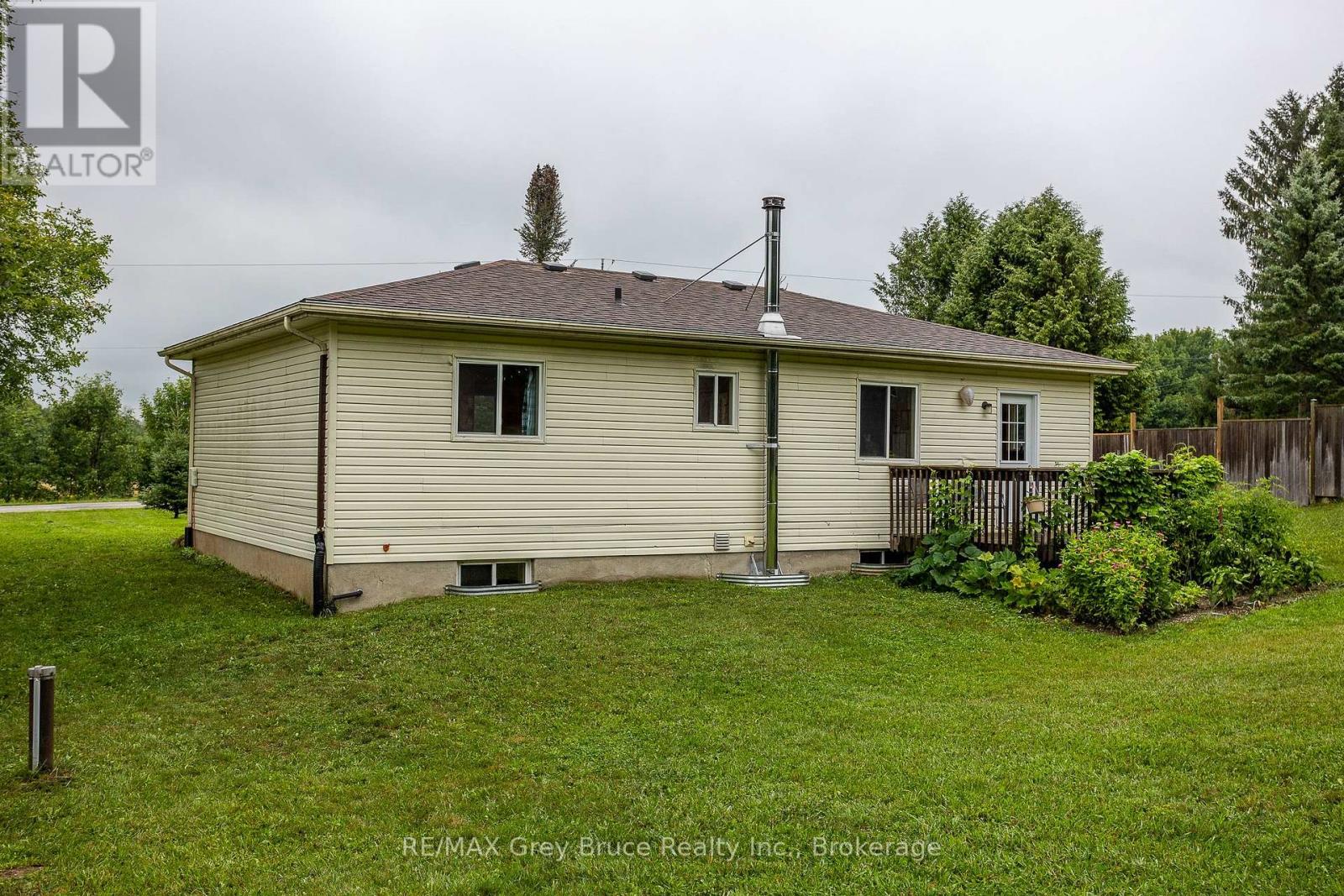 101530 Side Road 9, Georgian Bluffs, Ontario  N0H 2N0 - Photo 11 - X12426768