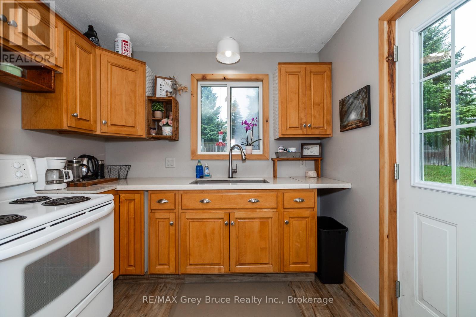 101530 Side Road 9, Georgian Bluffs, Ontario  N0H 2N0 - Photo 25 - X12426768